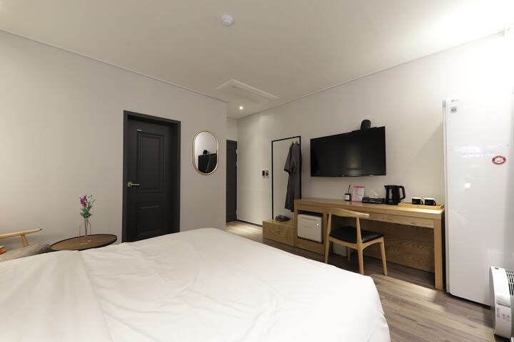 Room 13 of 64