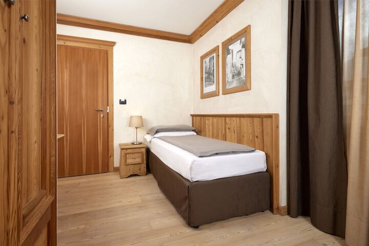 Room 12 of 73