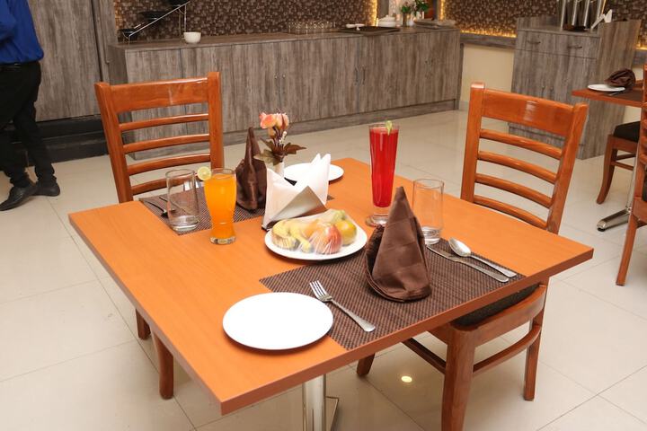 Dining 19 of 40