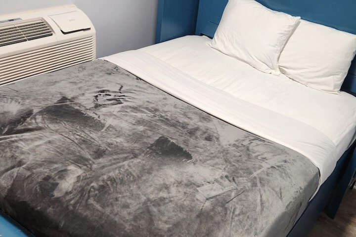 Standard Queen Room (9 of 9)