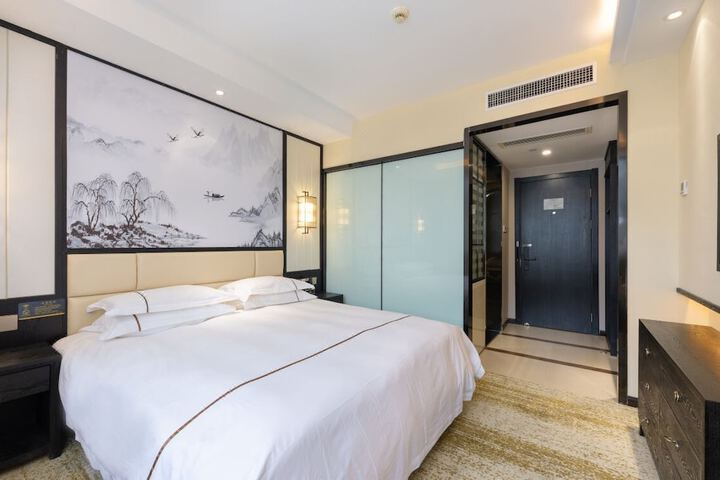 Room 9 of 18