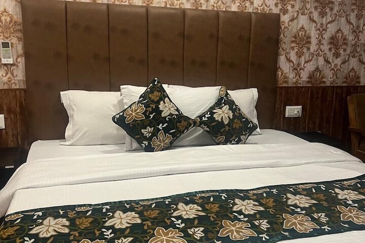 Room 5 of 12