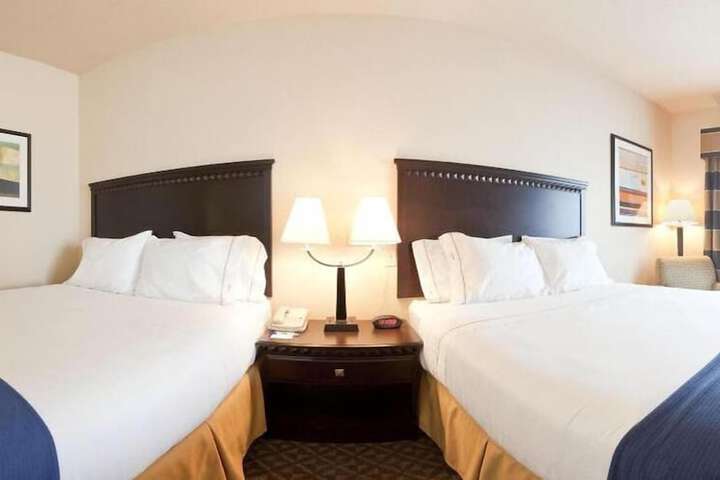 2 Queen Beds (6 of 6)