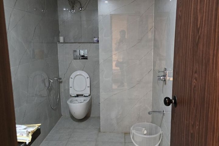 Room 4 of 9