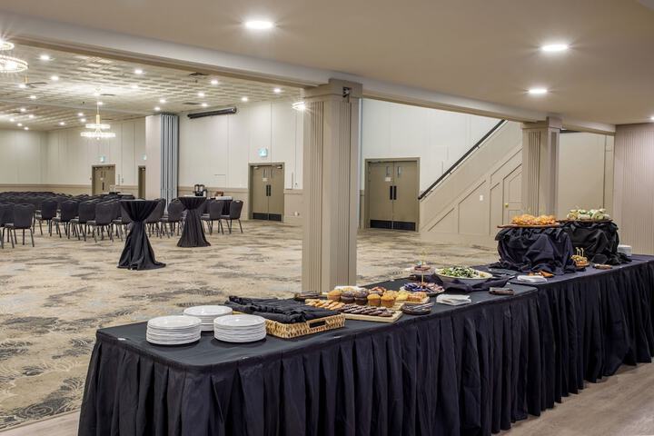Ballroom/Hall 121 of 152