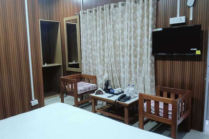 Room 4 of 9