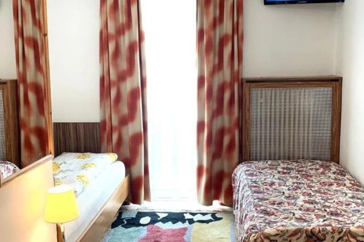 Room 6 of 18
