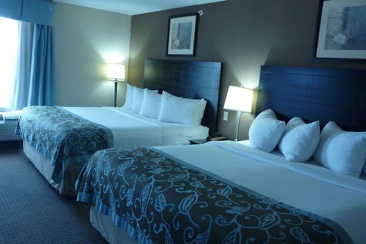 2 Queen Beds (4 of 13)