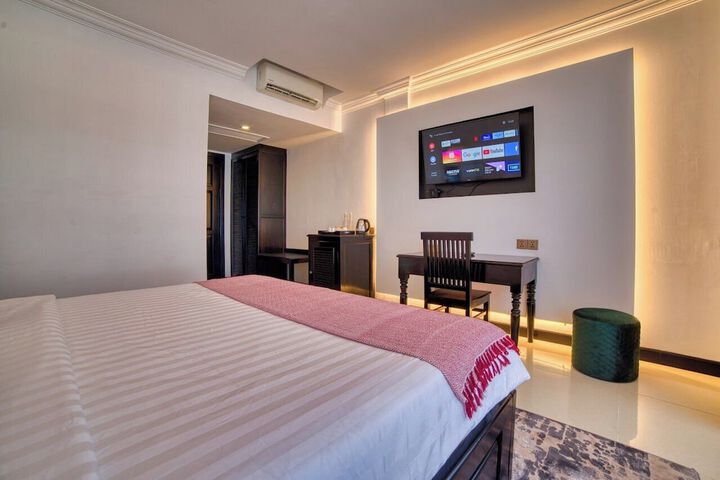 Room 2 of 10