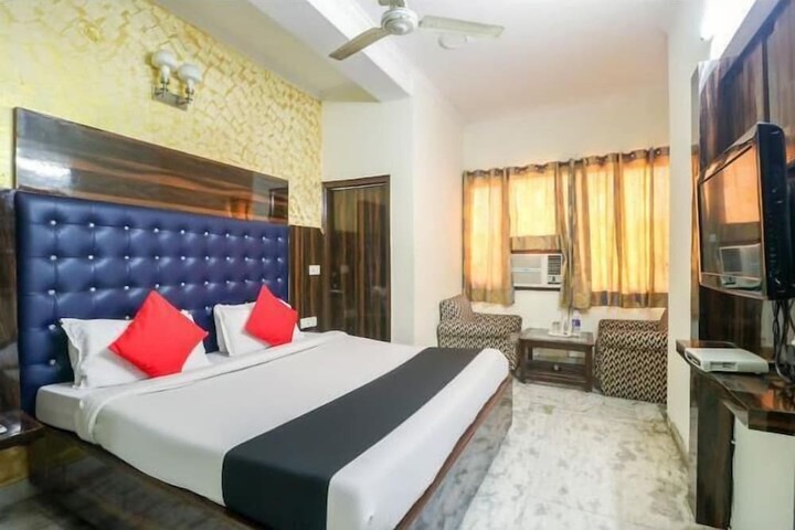 Room 4 of 9