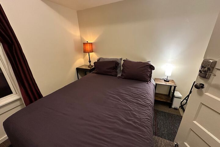 Basic Double Room 1 Queen Bed Shared Bathroom (9 of 14)