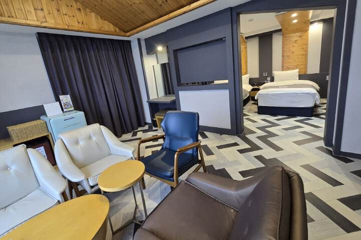 Room 73 of 184