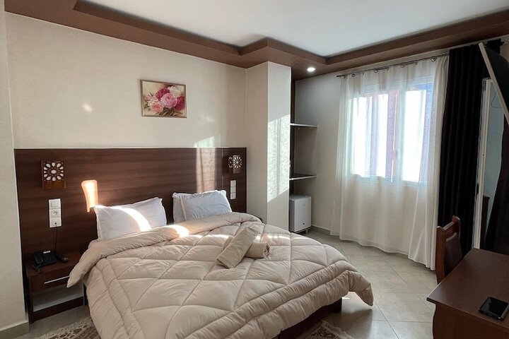 Room 4 of 10