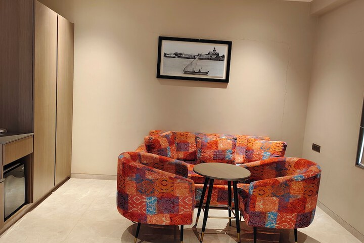 Room 6 of 25