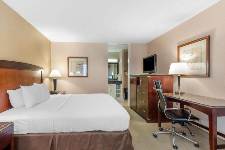 1 King Bed (4 of 13)