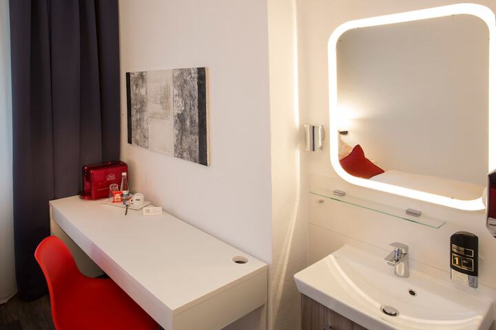 Room 14 of 32