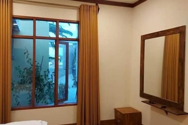 Room 4 of 8