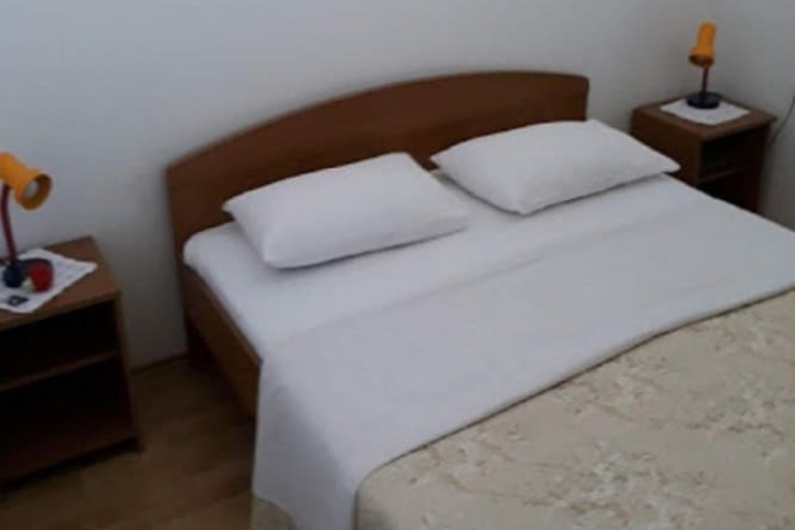 Room 9 of 33