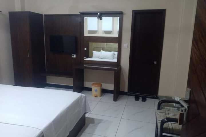 Room 4 of 12