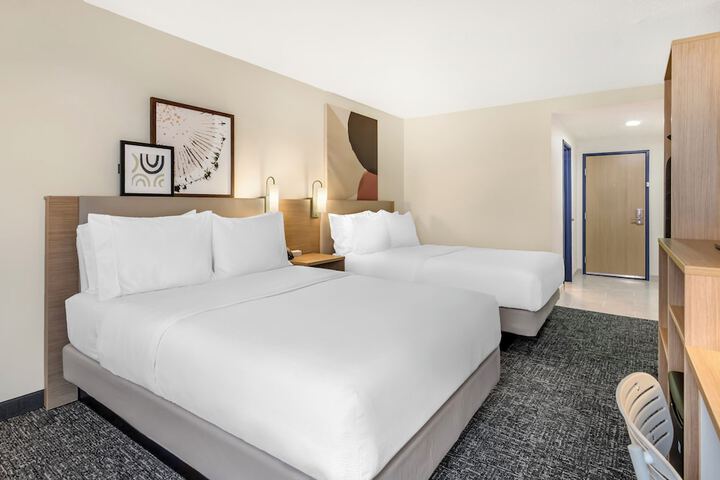 2 Queen Beds (7 of 11)