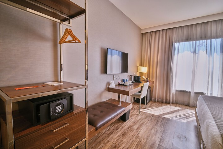 Room 18 of 102