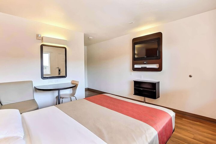 1 Queen Bed (2 of 5)