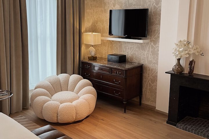 Room 28 of 49