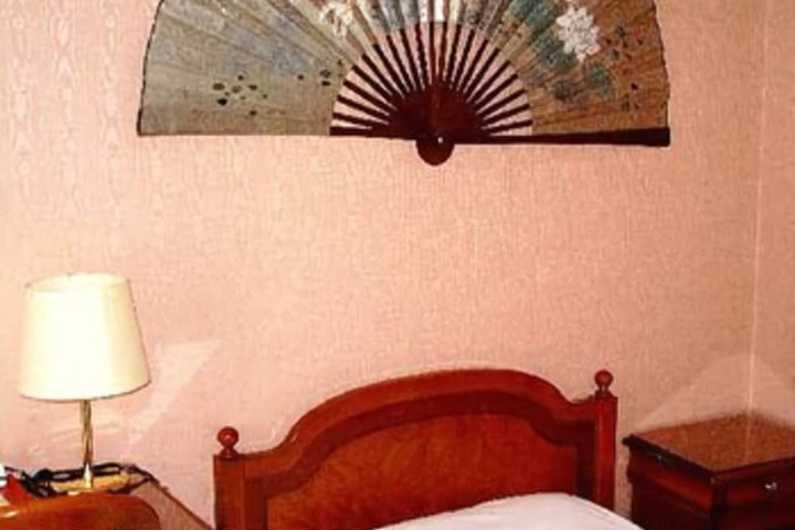 Room 13 of 32
