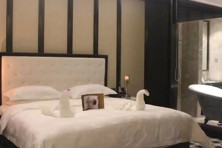 Room 13 of 20