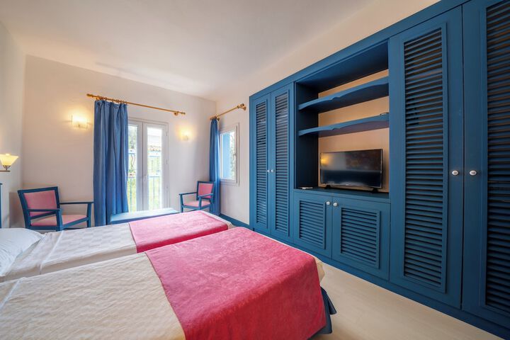 Room 4 of 104