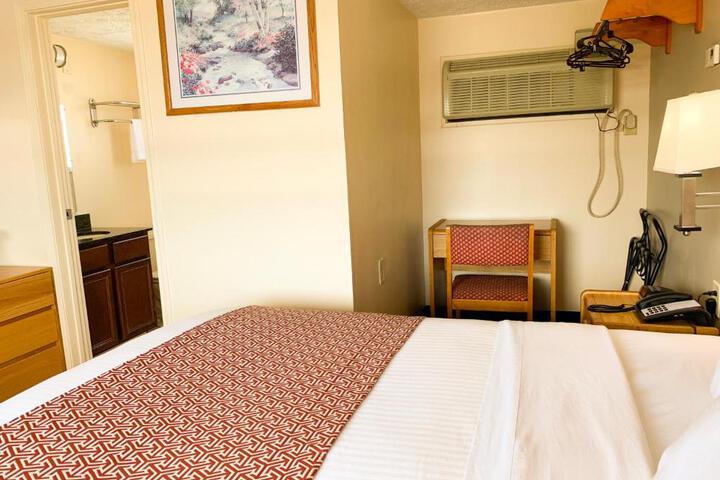 1 King Bed (4 of 6)