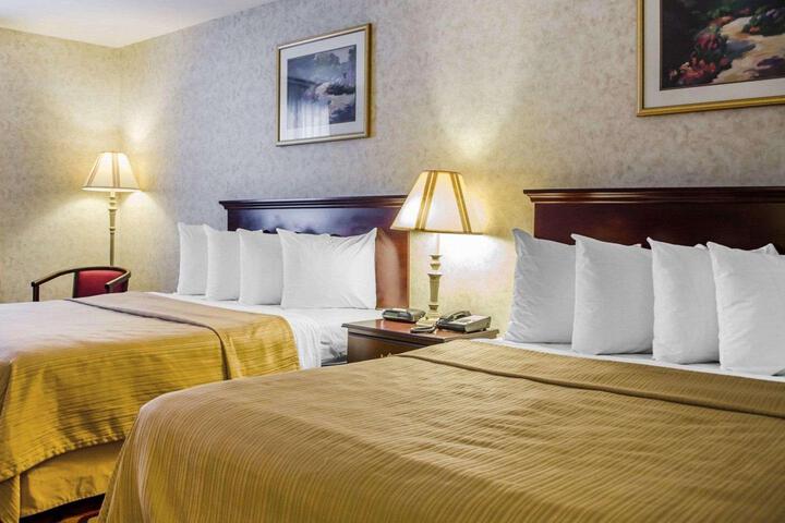 2 Queen Beds (2 of 9)