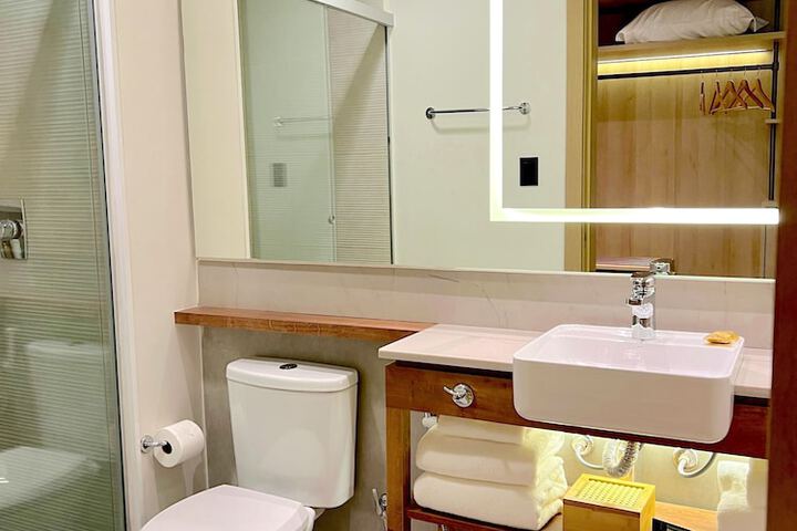 Room 32 of 51