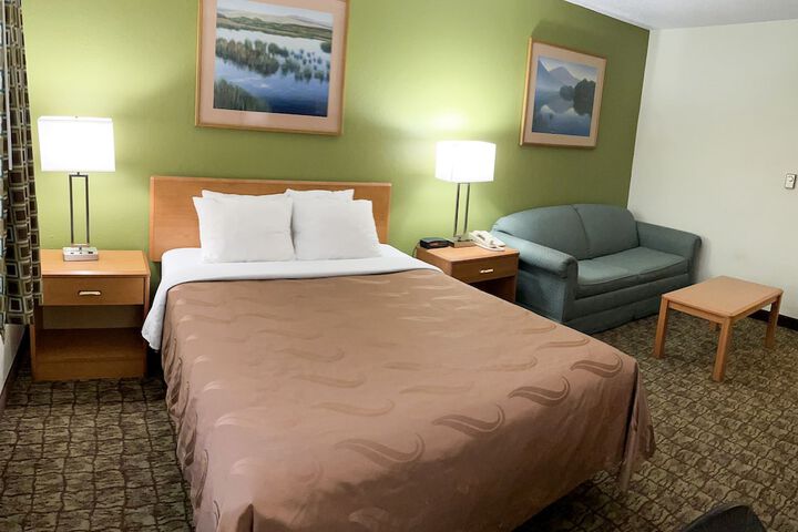 Deluxe Queen Bed (5 of 24)