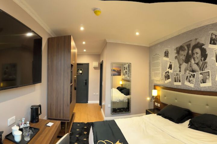 Room 8 of 117