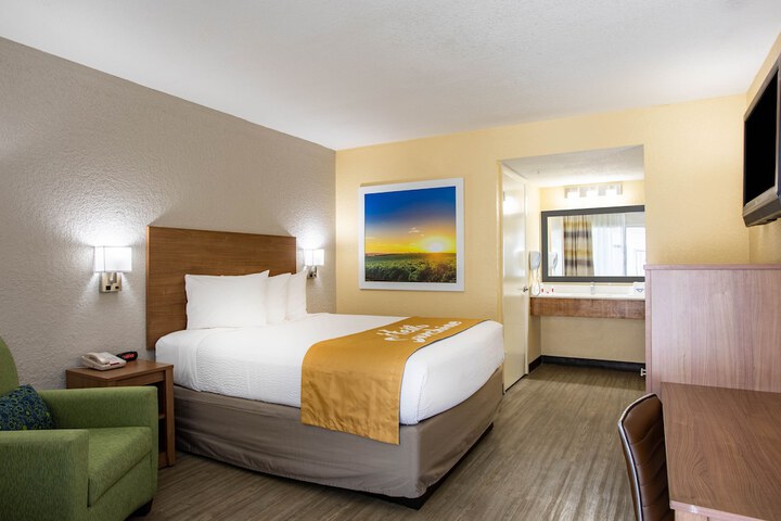 1 Queen Bed (1 of 18)