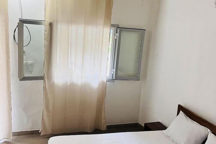 Room 4 of 68