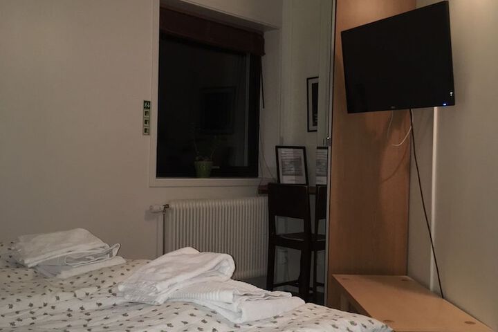 Room 2 of 34