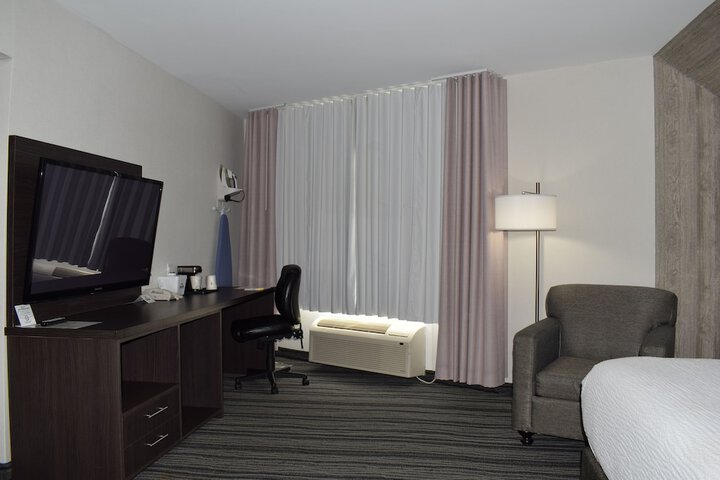 1 King Bed (6 of 14)