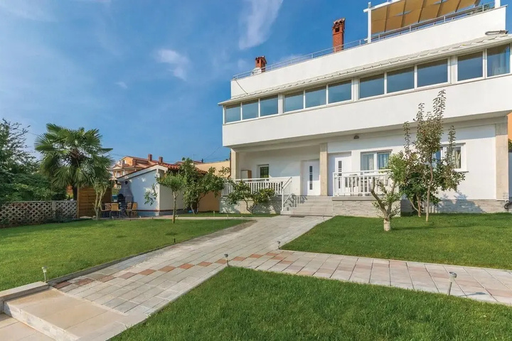 Stunning Home in Novigrad With Wifi and 2 Bedrooms