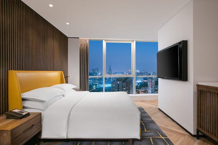 Room 10 of 83