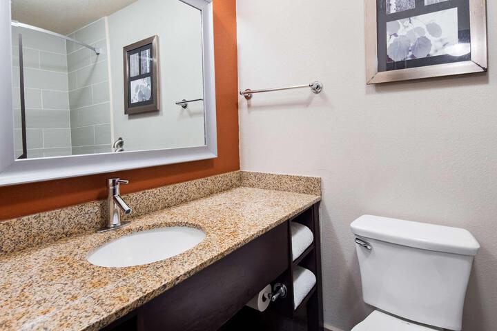 2 Queen Beds Microwave and Refrigerator Full Breakfast (6 of 6)