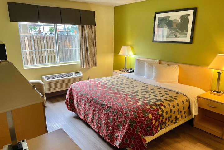 1 King Bed (2 of 4)