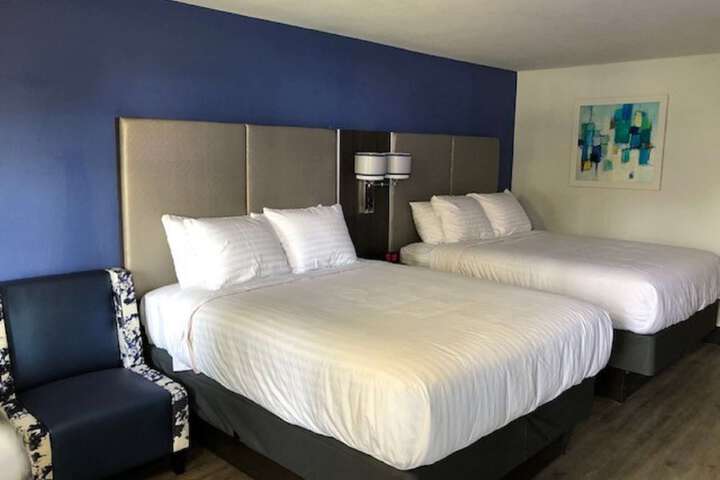 2 Queen Beds Microwave and Refrigerator Flat Screen Television High Speed Internet Accessible Coffee Maker Full Breakfast (2 of 12)