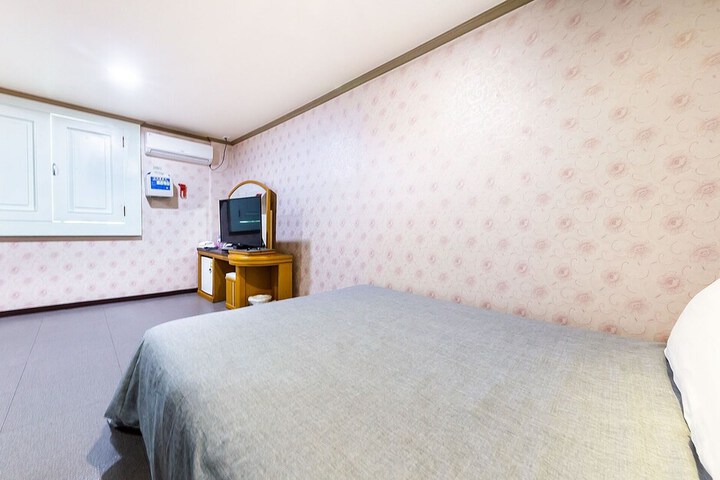 Room 8 of 12