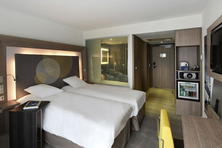 Room 3 of 98