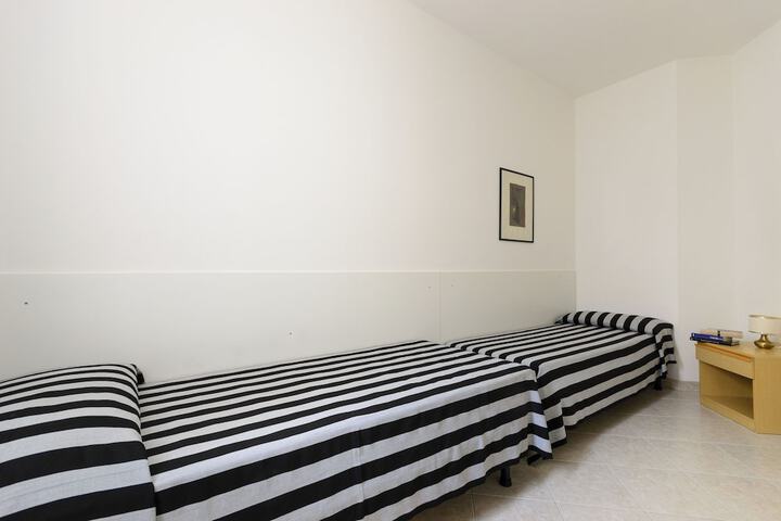 Room 7 of 25