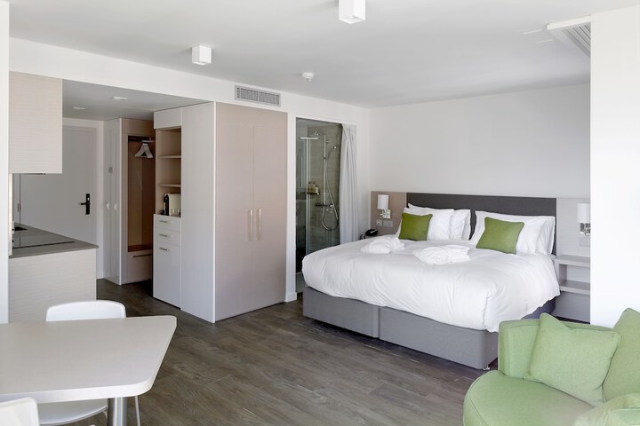 Room 11 of 32