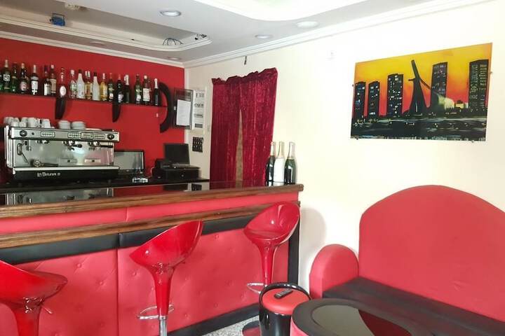 Lounge 23 of 40