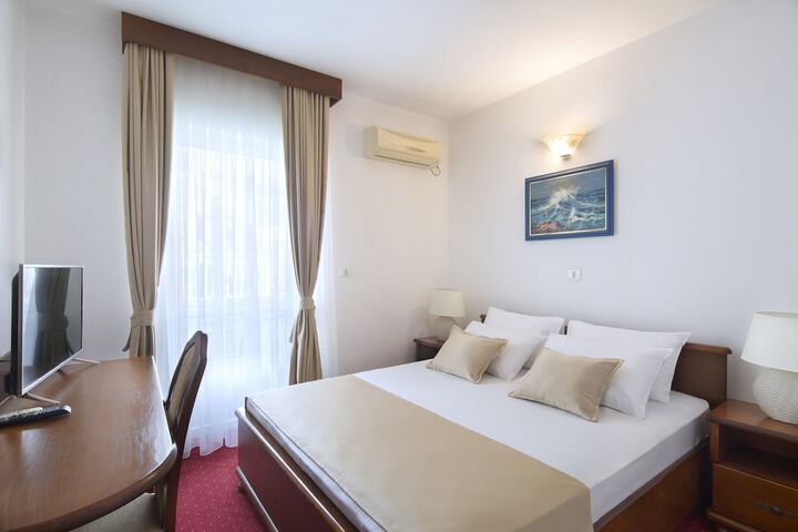 Room 4 of 95